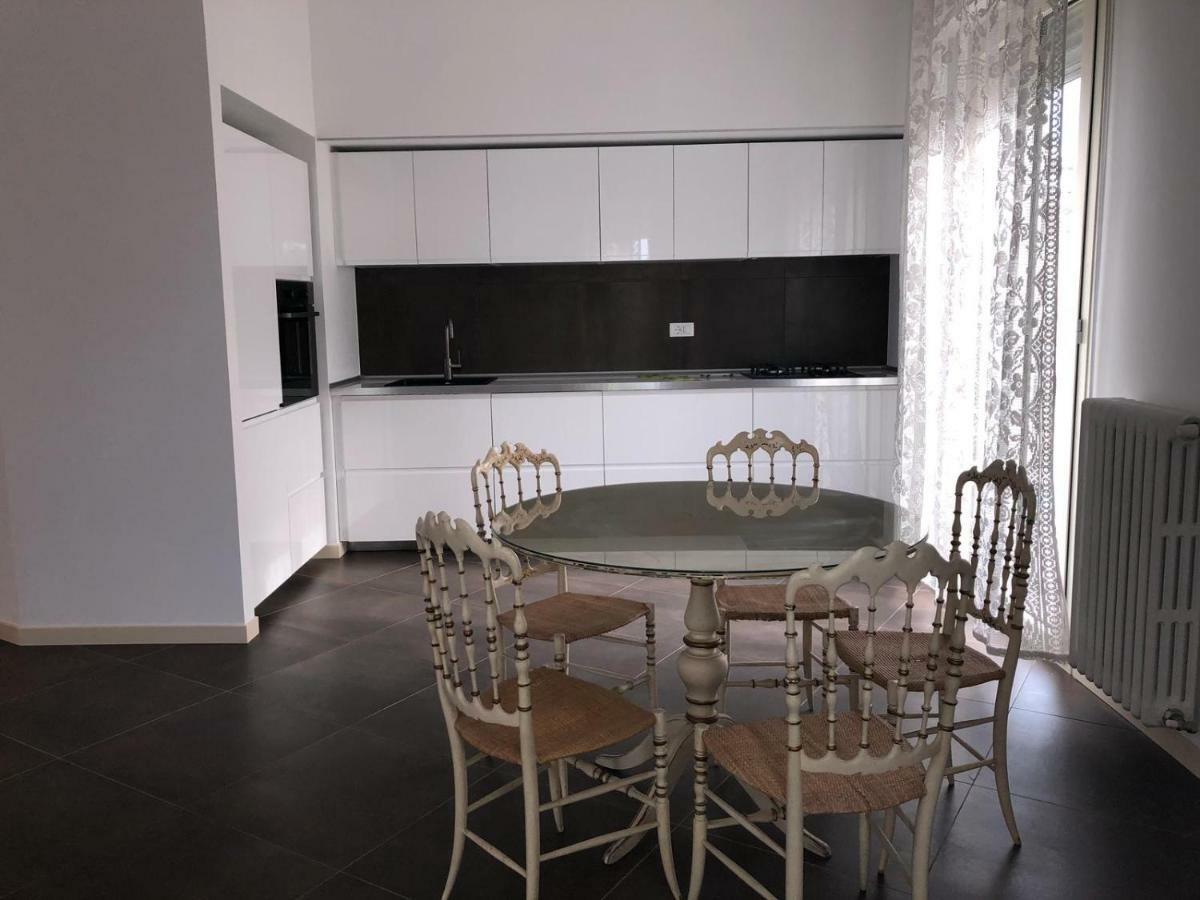 Апартаменти Casa Savoia Дезенцано-дель-Гарда Екстер'єр фото